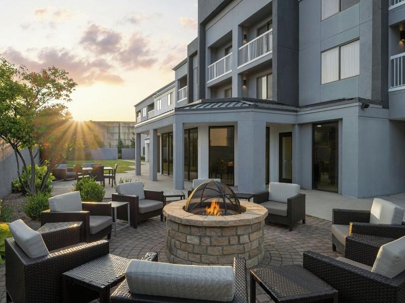 Courtyard Indianapolis Northwest image