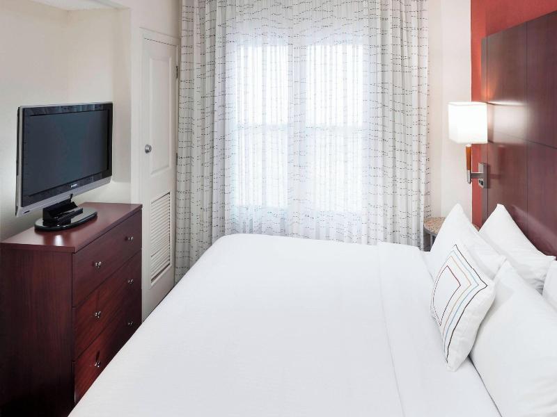 SUITE KING BED ONE BEDROOM — photo 13