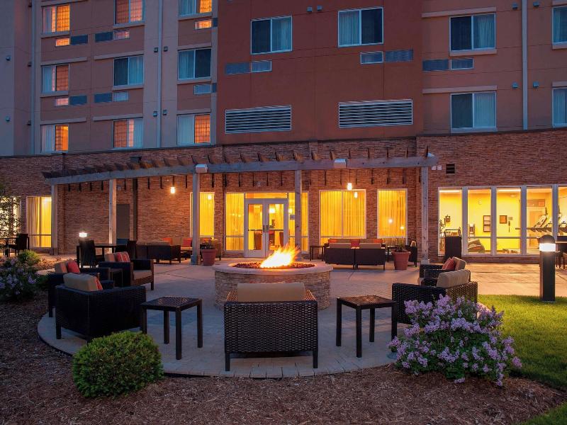 Courtyard Milwaukee Airport image