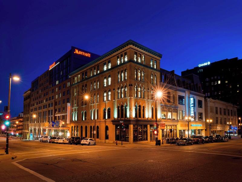 Milwaukee Marriott Downtown image