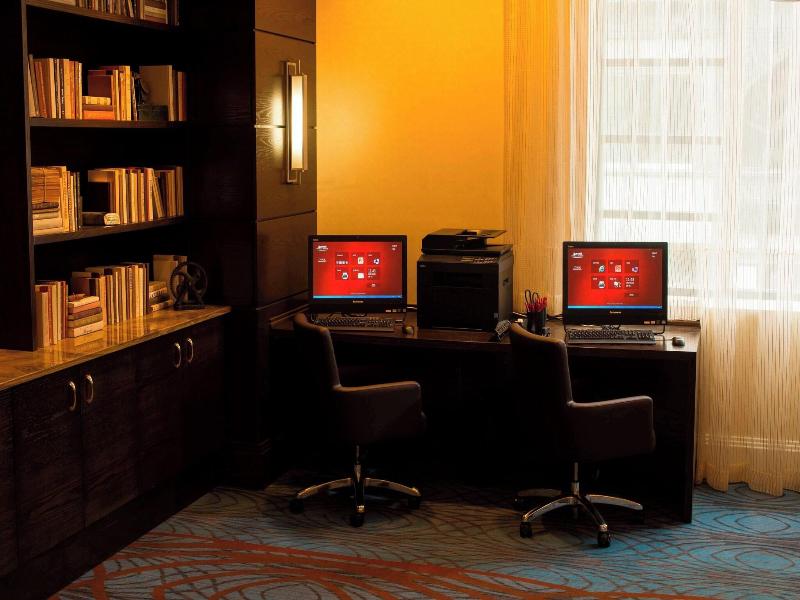 Milwaukee Marriott Downtown image