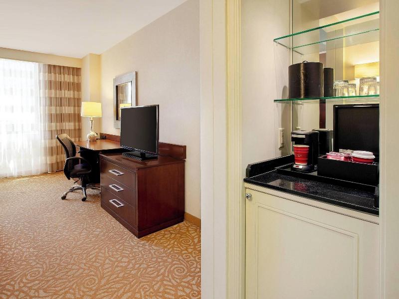 Milwaukee Marriott Downtown image