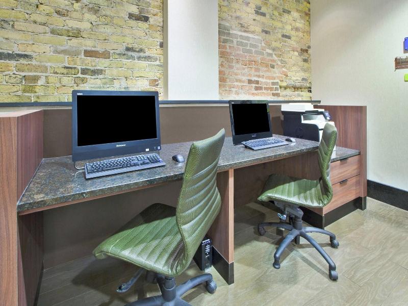 Fairfield Inn & Suites by Marriott Milwaukee Downt image