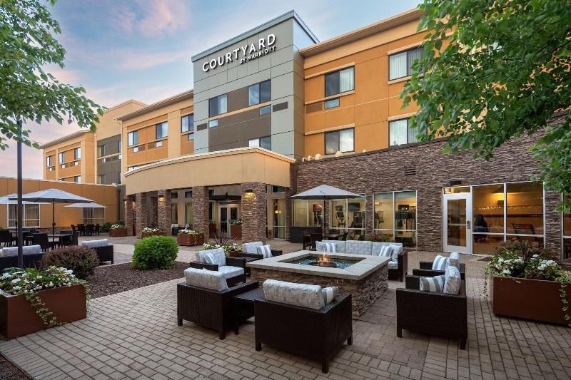 Courtyard Mankato image