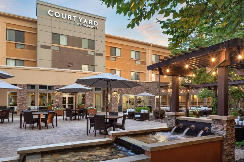 Courtyard Mankato image
