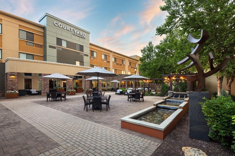Courtyard Mankato image
