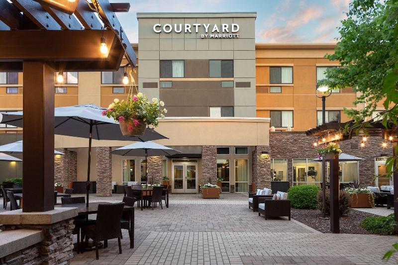 Courtyard Mankato image