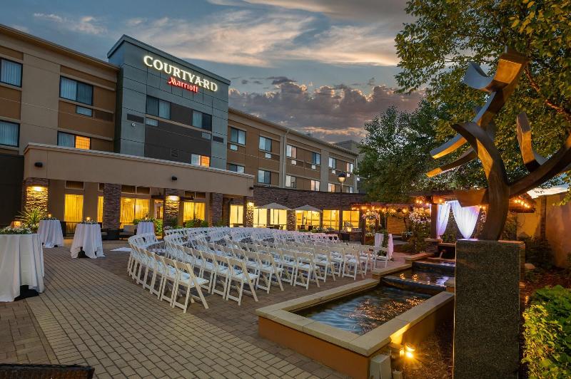 Courtyard Mankato image