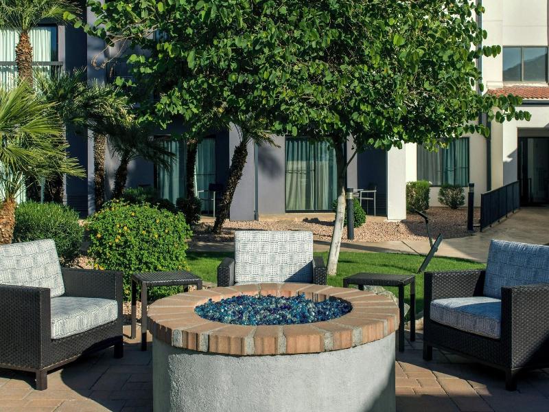 Courtyard Phoenix Airport image