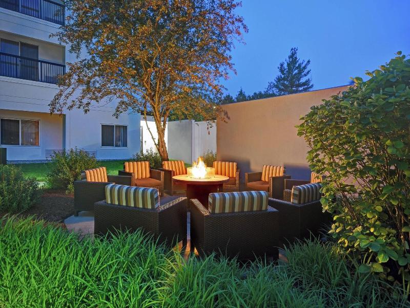 Courtyard Boston Raynham image