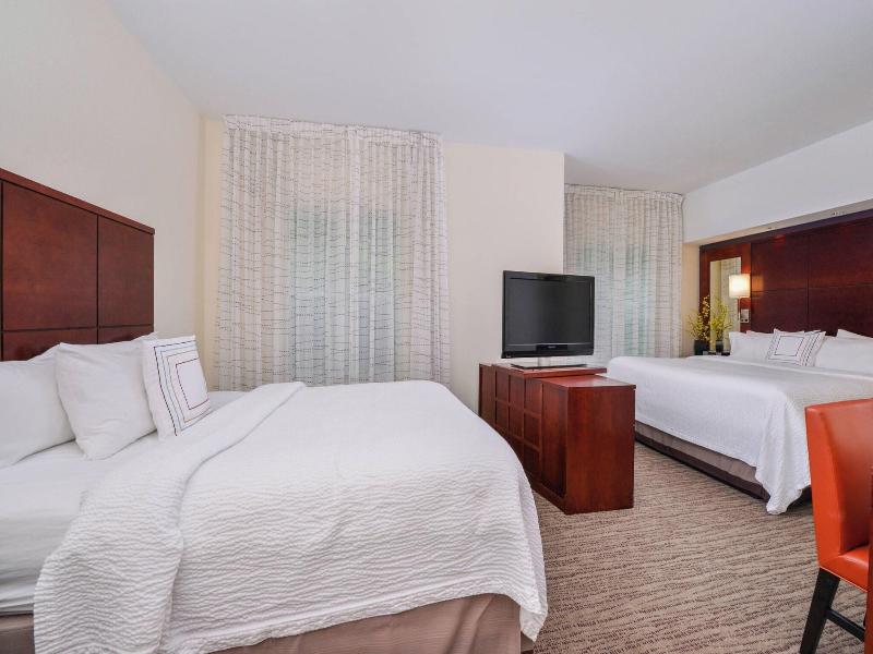 FAMILY ROOM KING SIZE BED — photo 9
