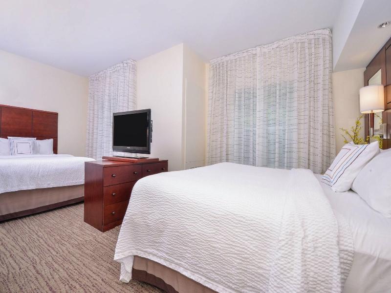 FAMILY ROOM KING SIZE BED — photo 11