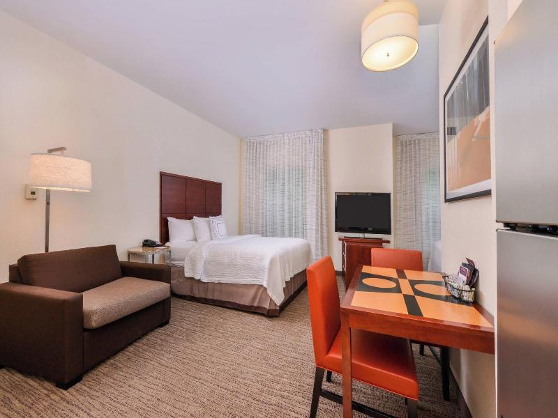 FAMILY ROOM KING SIZE BED — photo 10
