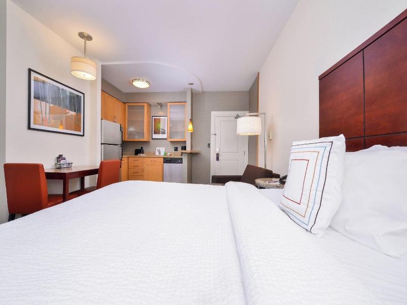 FAMILY ROOM KING SIZE BED — photo 13