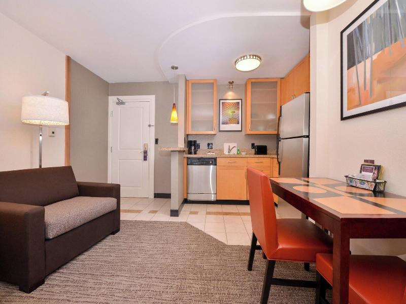 FAMILY ROOM TWO BEDS — photo 7