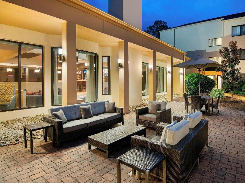 Courtyard Savannah Midtown image