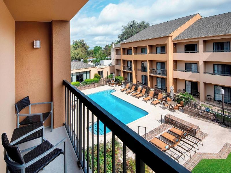 Courtyard Savannah Midtown image