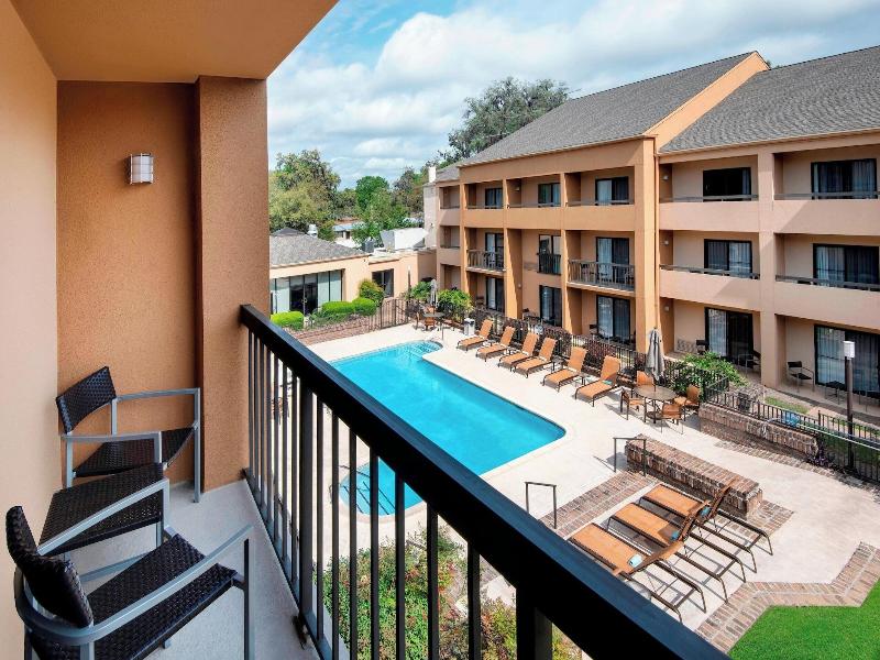 Courtyard Savannah Midtown image
