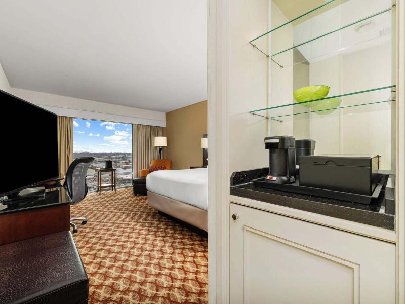Louisville Marriott East image