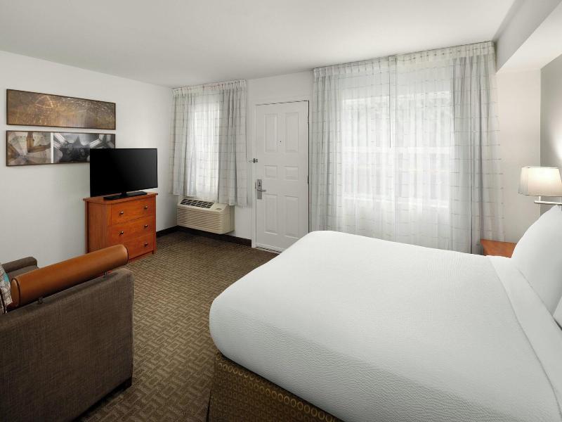 STUDIO QUEEN SIZE BED