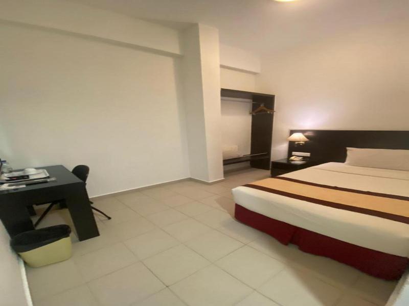 Swan Garden Hotel image