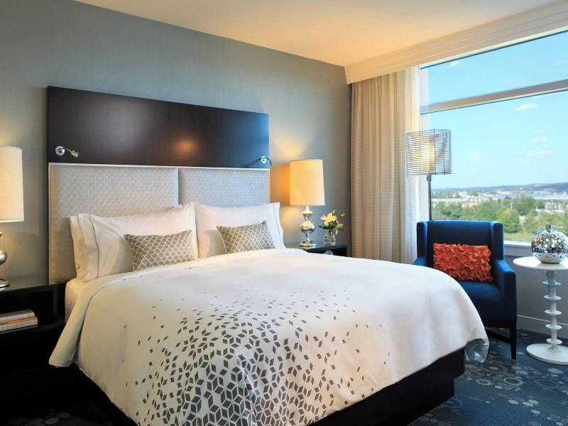 Renaissance Arlington Capital View Hotel image