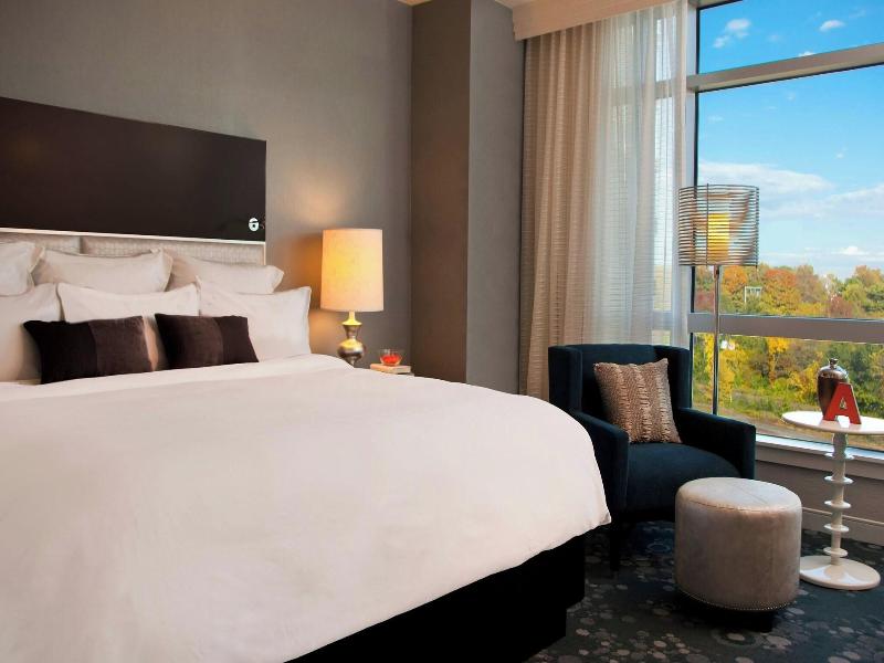 Renaissance Arlington Capital View Hotel image