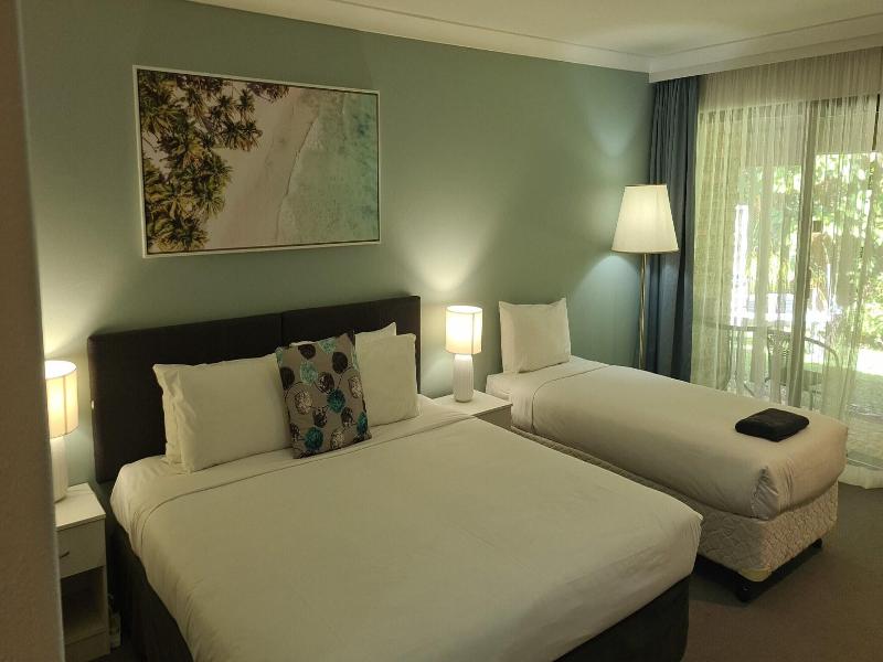 Tea Gardens Club Inn Motel image