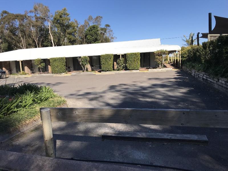 Tea Gardens Club Inn Motel image