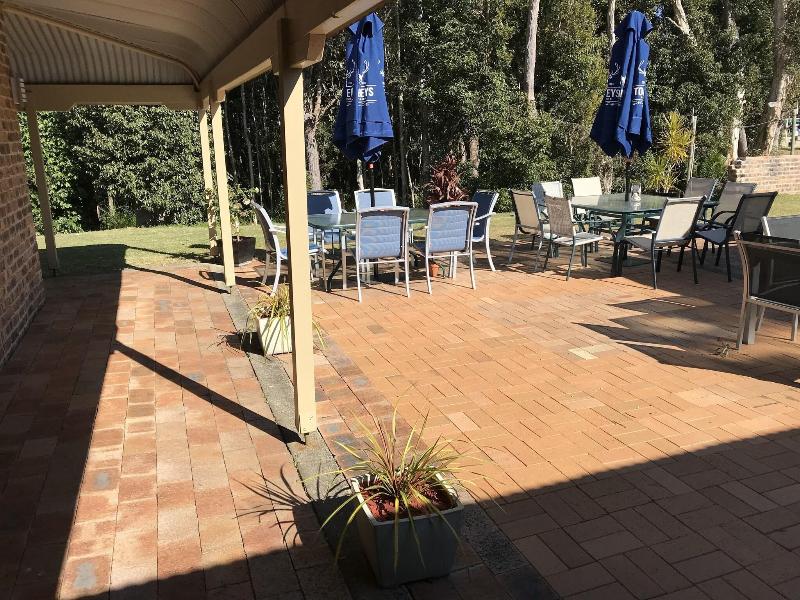 Tea Gardens Club Inn Motel image