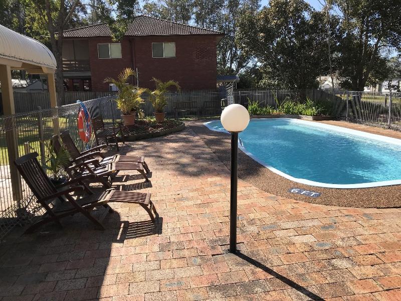 Tea Gardens Club Inn Motel image