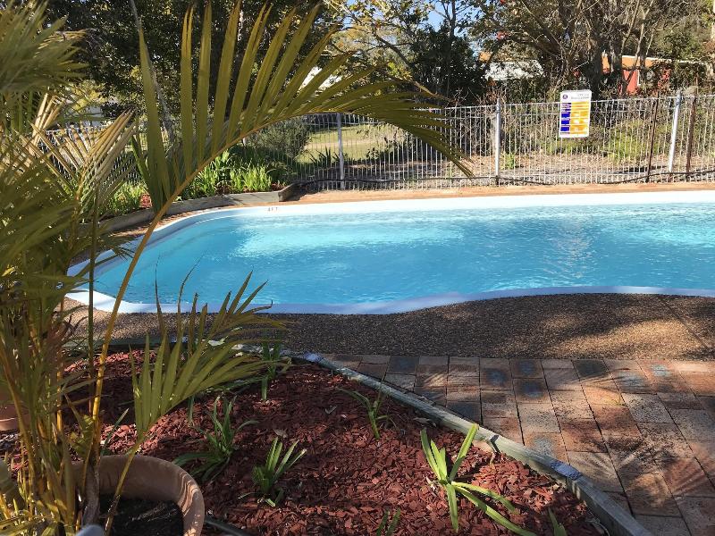 Tea Gardens Club Inn Motel image