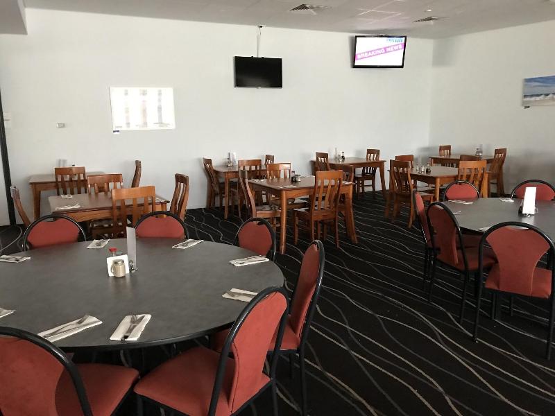Tea Gardens Club Inn Motel image