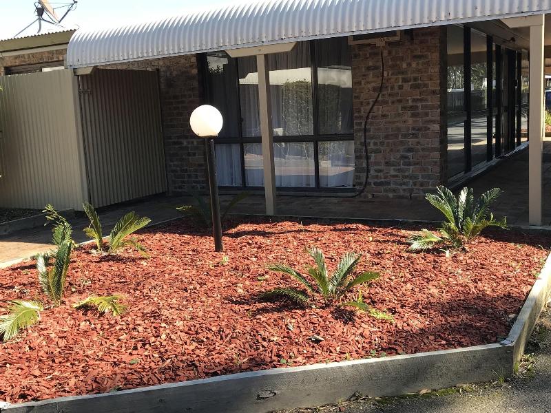 Tea Gardens Club Inn Motel image