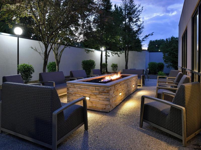 Courtyard Detroit Utica image