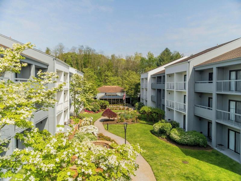 Courtyard Lincroft Red Bank image