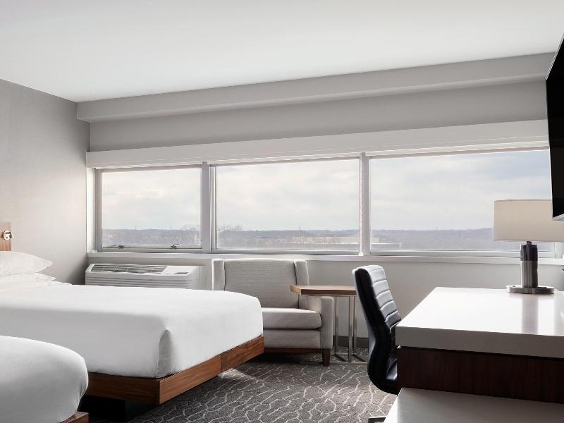 Delta Woodbridge Hotel image