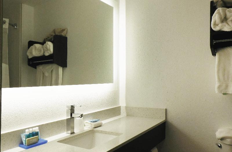 Holiday Inn Express Coventry S - West Warwick Area photo 14