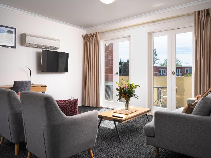 1 Queen Bed, 2 Single Beds, Efficiency, Suite, Nonsmoking