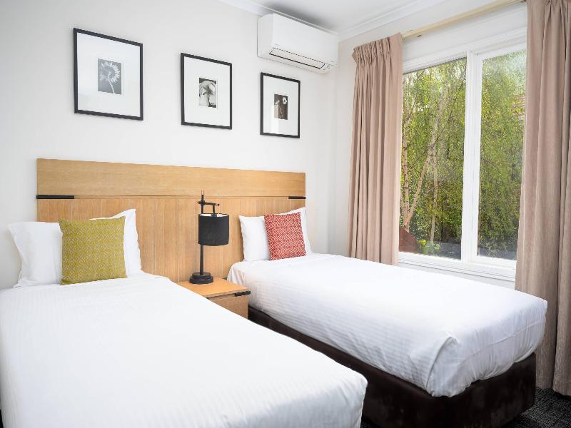 3 Queen Beds, Efficiency, Nonsmoking