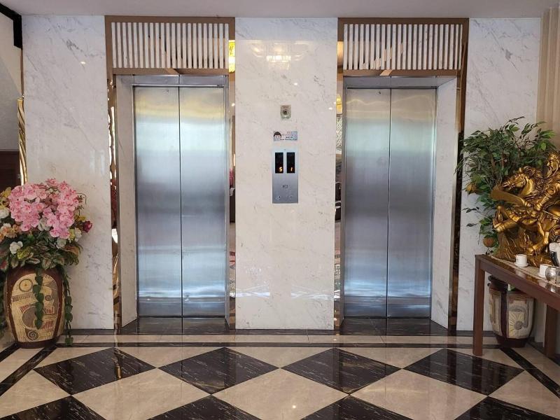 Three Seasons Place Hotel Bangkok image