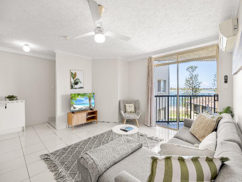 Bayview Beach Holiday Apartments image