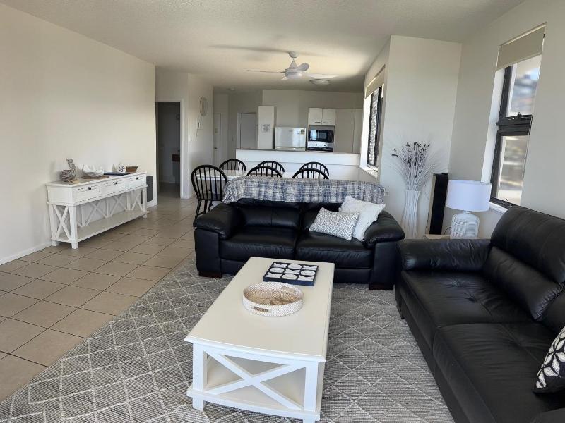 King'S Row Holiday Apartments image
