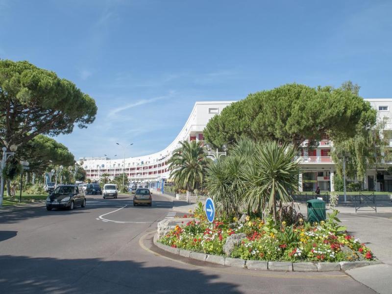 Brit Hotel Hermitage image