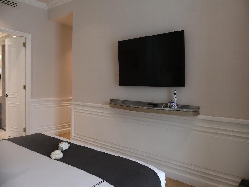 The Alest Hotel image