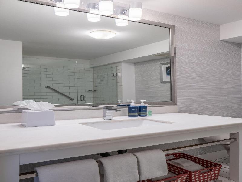 Four Points by Sheraton Victoria Gateway image