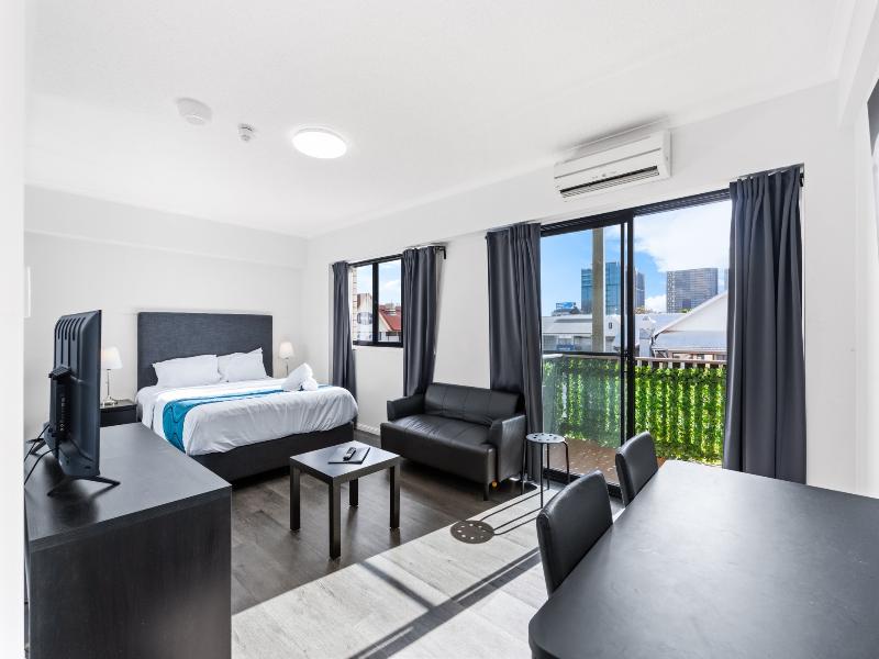 Central Brunswick Apartment Hotel image