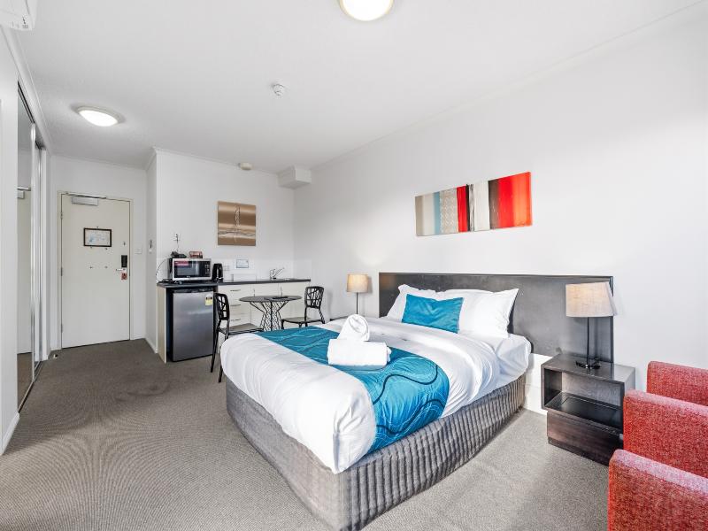 Central Brunswick Apartment Hotel image