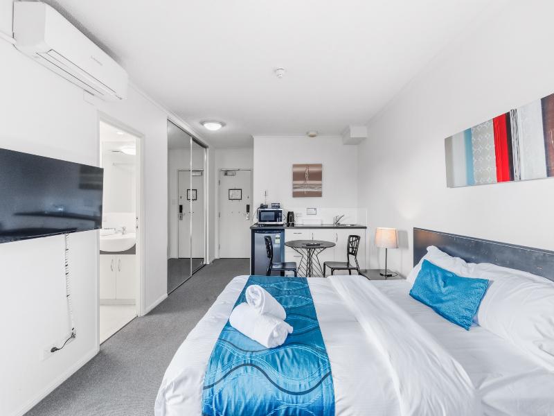 Central Brunswick Apartment Hotel image
