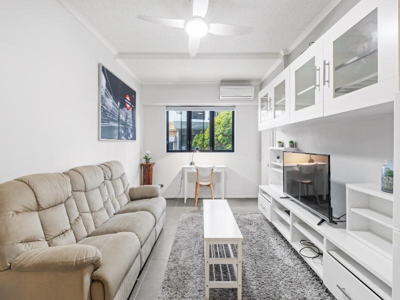 Central Brunswick Apartment Hotel image